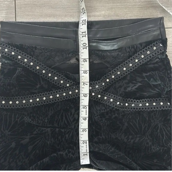 OUTCAST black zip up boot cut leggings with criss cross belted waist size medium - Picture 6 of 9